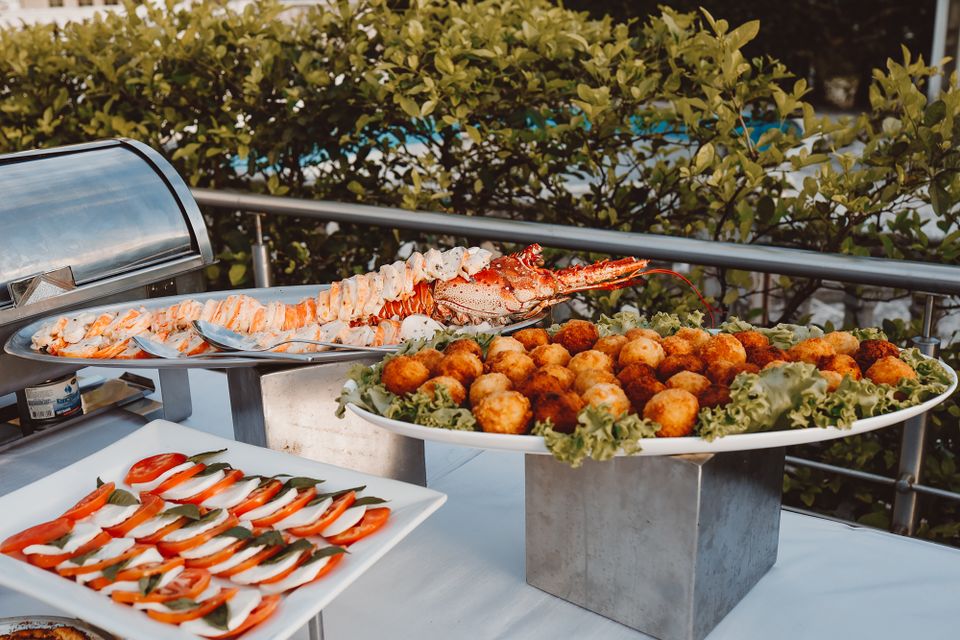 Présentation de plats sur une table de buffet — illustration